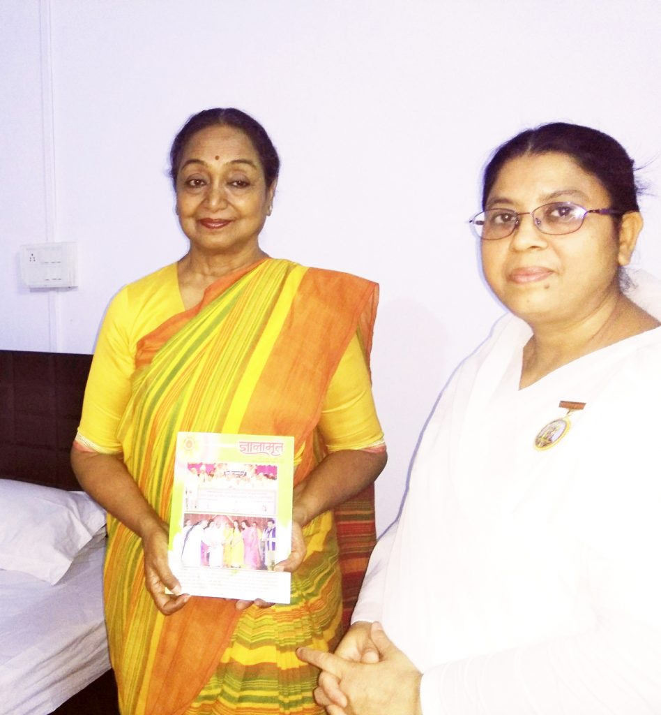 माननीया मीरा कुमार पूर्व स्पीकर लोक सभा को ईश्वरीय सन्देश  पश्चात साथ में ब्र.कु. किरण बहन।