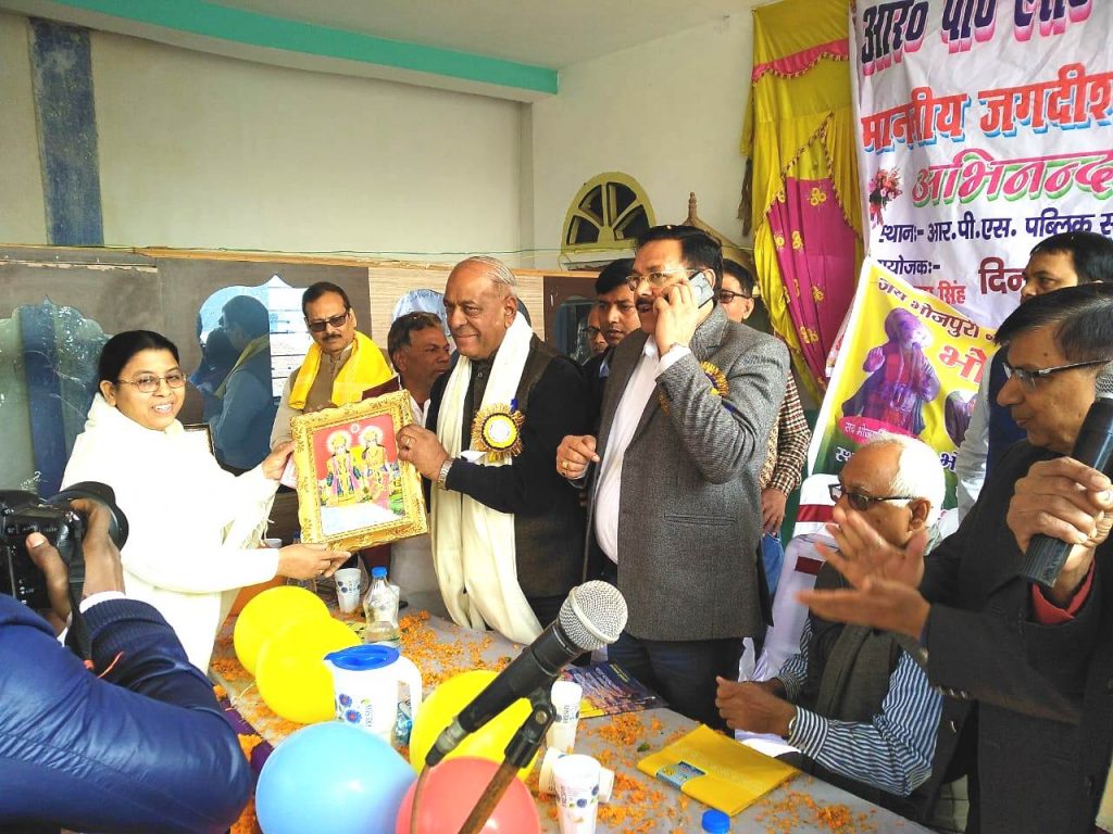 मॉरीशस के राजदूत जगदीश्वर गोवर्धन जी को ईश्वरीय सौगात देती हुई ब्र. कु. किरण बहन।