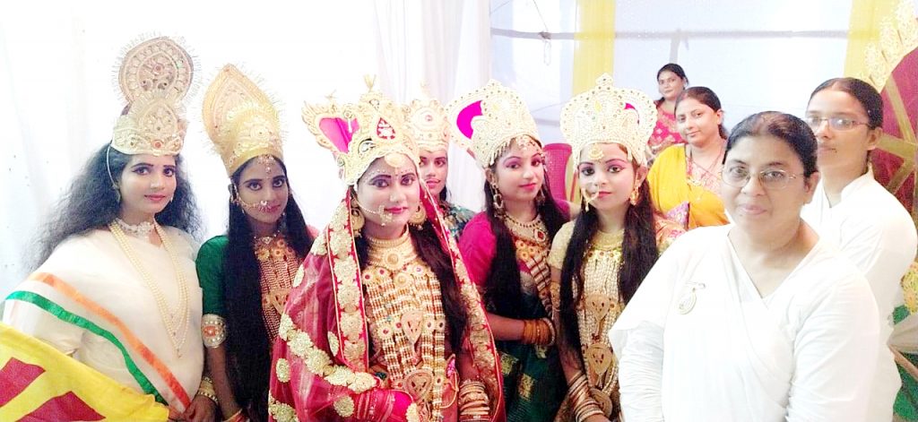आरा शहर में ब्रह्माकुमारीज़ द्वारा आयोजित दुर्गा पूजा के शुभ अवसर पर चैतन्य देवियों की झांकी का  धूम, प्रतिदिन हज़ारों की संख्या में सम्मिलित हो रहे श्रद्धालु।
