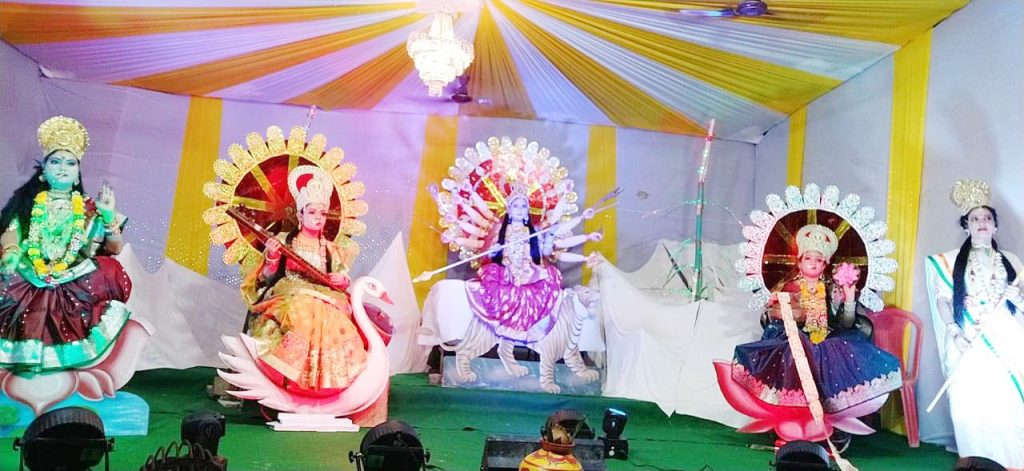 विजयादशमी के दिन दुर्गापूजा के उपलक्ष में आयोजित चैतन्य देवियों की झांकी का भव्य समापन, रात्रि 12 बजे तक लगी रही श्रद्धालुओं की भीड़