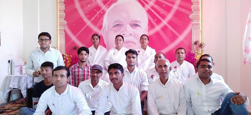 दुर्गा पूजा की सेवा के सफलता के बाद सेवा में सम्मिलित सभी सेवाधारियों से निम्मित शिक्षिका का स्नेह मिलन कार्यक्रम